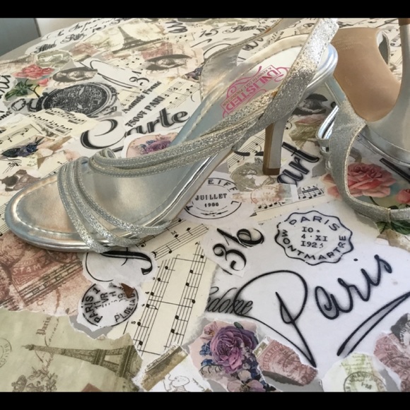 KENNETH COLE UNLISTED SILVER SANDALS CLEARING OUT - Picture 3 of 13